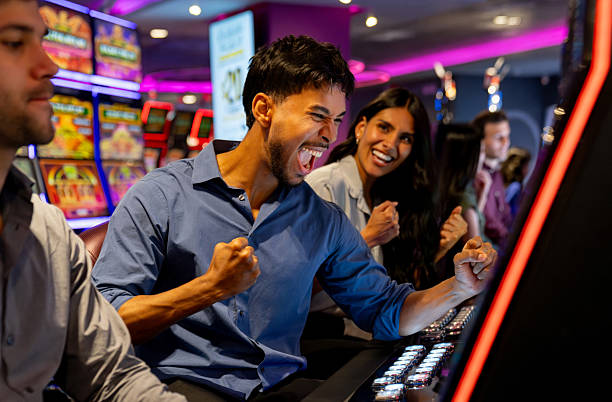 pakpoltoto app showing live blackjack and roulette tables